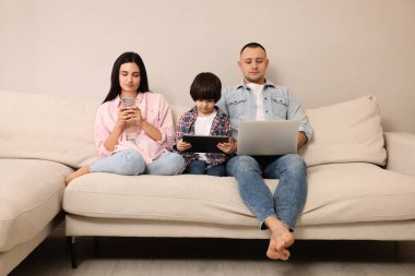 Evdeki koltukta aletleri olan mutlu bir aile.