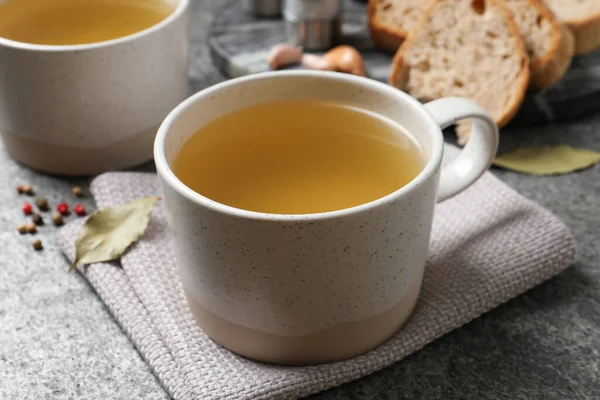 Varm Läcker Bouillon Koppar Grått Bord — Stockfoto