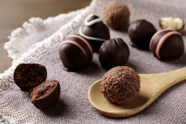 Много Вкусных Шоколадных Трюфелей Кухонном Полотенце — стоковое фото