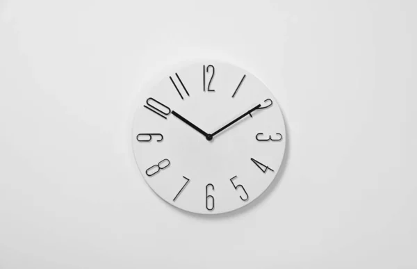 Horloge Analogique Élégante Suspendue Mur Blanc — Photo