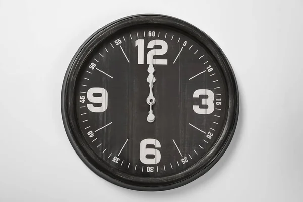 白い壁に掛けられたスタイリッシュなアナログ時計 — ストック写真