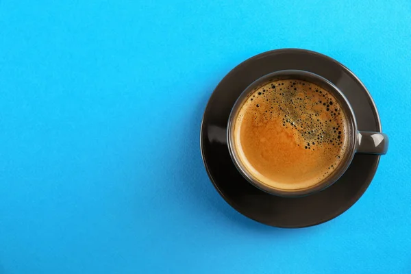 Açık Mavi Arka Planda Bir Fincan Lezzetli Kahve Üst Manzara — Stok fotoğraf