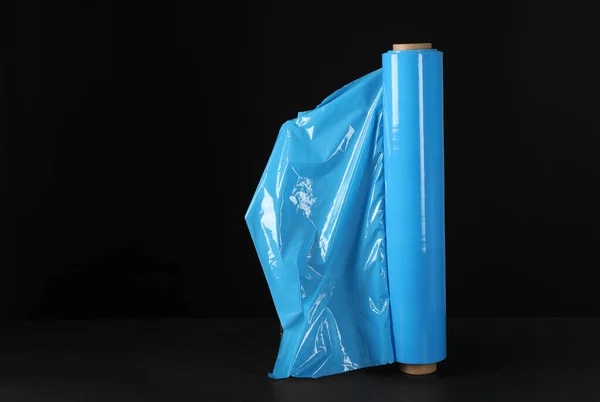 Roll Plast Streck Wrap Film Bordet Mot Svart Bakgrund Utrymme — Stockfoto