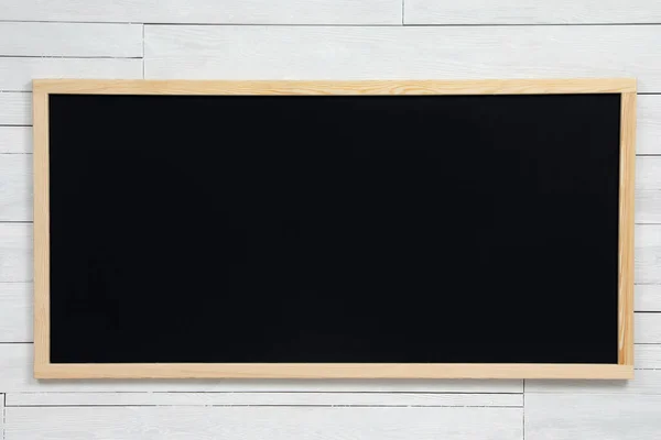 Καθαρό Μαύρο Chalkboard Κρέμεται Λευκό Ξύλινο Τοίχο — Φωτογραφία Αρχείου