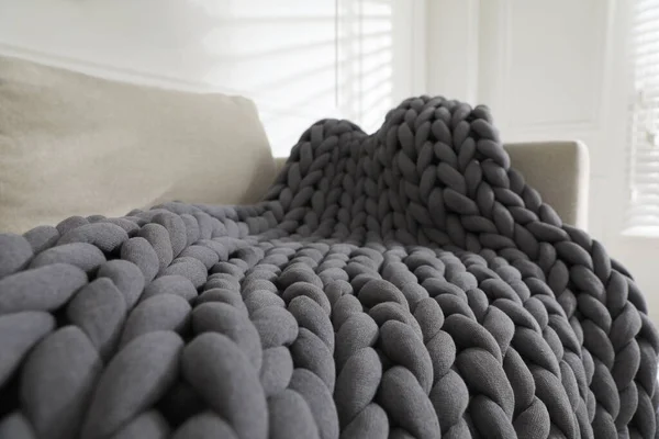 Odadaki Kanepede Yumuşak Örülü Battaniye Yakın Çekim — Stok fotoğraf