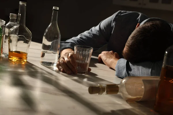 Εθισμένος Άνθρωπος Αλκοολούχο Ποτό Κοιμάται Στο Τραπέζι Στο Εσωτερικό — Φωτογραφία Αρχείου
