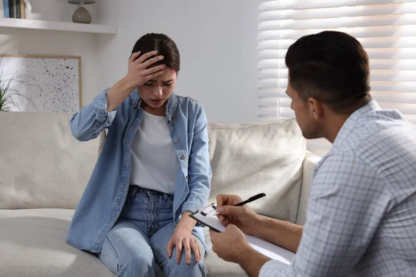 Mujer Joven Infeliz Teniendo Sesión Con Terapeuta Interior — Foto de Stock