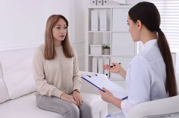 Jonge Vrouw Heeft Een Afspraak Met Std Specialist Kliniek — Stockfoto