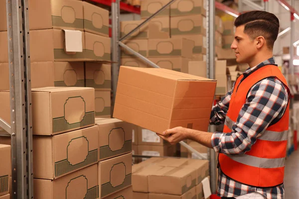 倉庫に段ボール箱を積み重ねる労働者 卸売業 — ストック写真