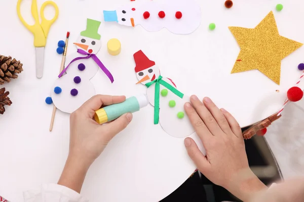 Niño Pequeño Haciendo Artesanía Navidad Mesa Blanca Vista Superior — Foto de Stock