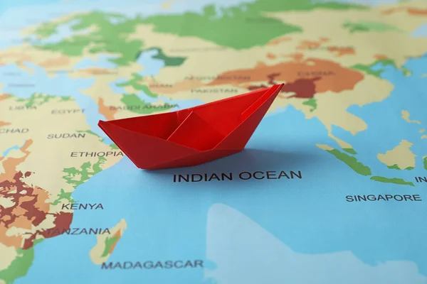 Ένα Κόκκινο Χάρτινο Σκάφος Στον Παγκόσμιο Χάρτη — Φωτογραφία Αρχείου