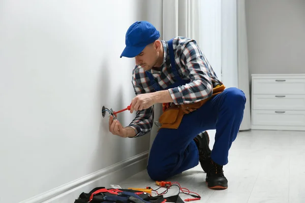 Eletricista Com Chave Fenda Reparando Tomada Energia Quarto — Fotografia de Stock