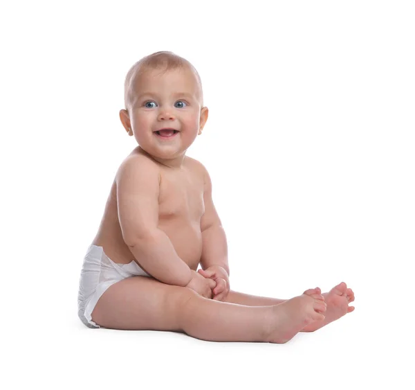 Lindo Bebé Pañal Suave Seco Sentado Sobre Fondo Blanco — Foto de Stock