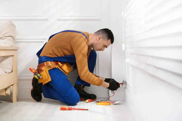 Electricista Profesional Con Voltaje Comprobación Del Probador Interiores — Foto de Stock