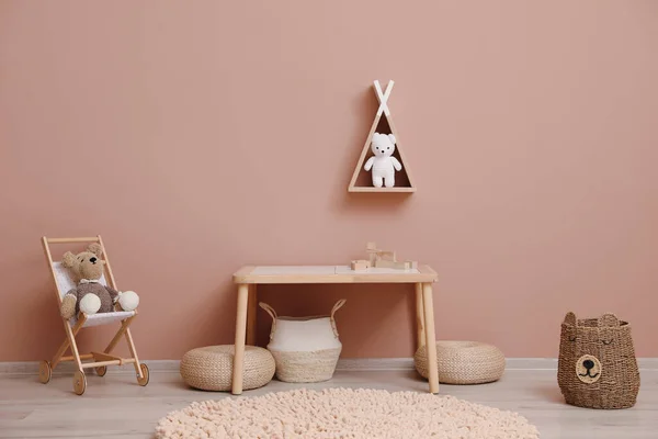 Niedliche Kinderzimmereinrichtung Mit Möbeln Spielzeug Und Wigwamförmigem Regal Pinkfarbener Wand — Stockfoto