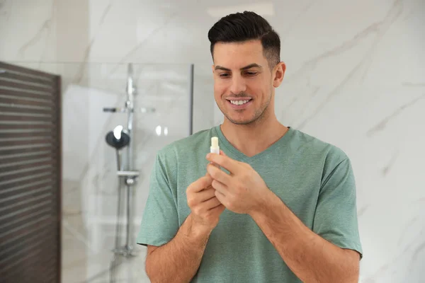 Homem Aplicando Bálsamo Higiênico Labial Banheiro — Fotografia de Stock