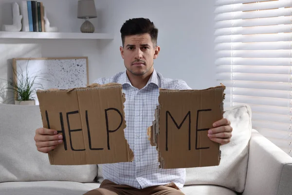 Pria Tak Bahagia Dengan Help Tanda Tangan Sofa Dalam Ruangan — Stok Foto