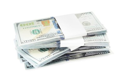 Beyaz arka planda yığınla para var. Amerikan ulusal para birimi