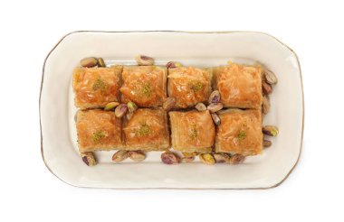 Beyaz arka planda fıstıklı enfes bir baklava tabağı.