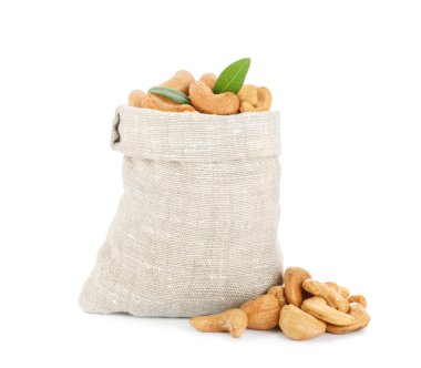 Torba, organik fındık ve yeşil yapraklar beyaz üzerine izole edilmiş.