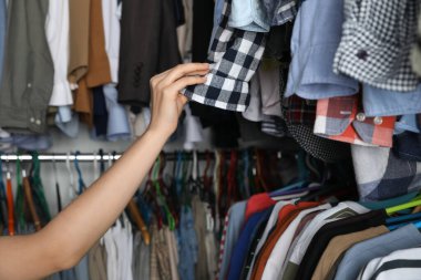 Elbise seçen kadın, yakın plan. Hızlı moda.