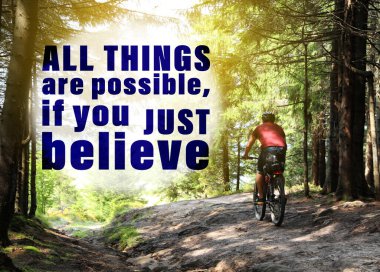 İnanırsan, her şey mümkündür. İnancın gücü hakkında ilham verici bir alıntı. Bisikletçinin güzel orman yolunda bisiklet sürüşüne karşı metin