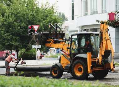 MYKOLAIV, UKRAINE - Ağustos 05, 2021: İşçiler şehir caddesinde yeni asfalt döşüyorlar. Yol onarım servisi