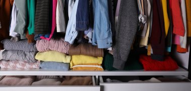 Kıyafet dolabı, farklı şık kıyafetler, pankart tasarımı. Hızlı moda.