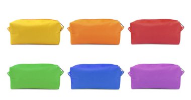 Beyaz arka planda farklı stil kozmetik poşetlerle ayarlandı