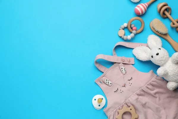 Composición Plana Con Cosas Lindas Para Bebés Sobre Fondo Azul — Foto de Stock