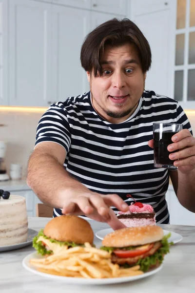 Uomo Affamato Sovrappeso Con Bicchiere Bevanda Fredda Che Prende Hamburger — Foto Stock