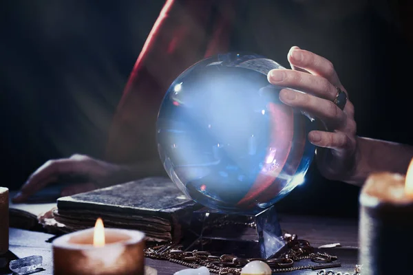 Soothsayer Usando Bola Cristal Para Predecir Futuro Mesa Oscuridad Primer — Foto de Stock