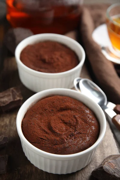 Delicioso Fondant Chocolate Fresco Tábua Madeira — Fotografia de Stock