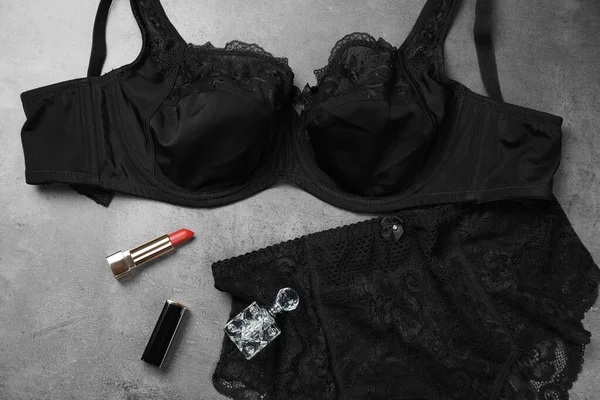 Elegante Schwarze Size Damenunterwäsche Parfüm Und Lippenstift Auf Grauem Hintergrund — Stockfoto