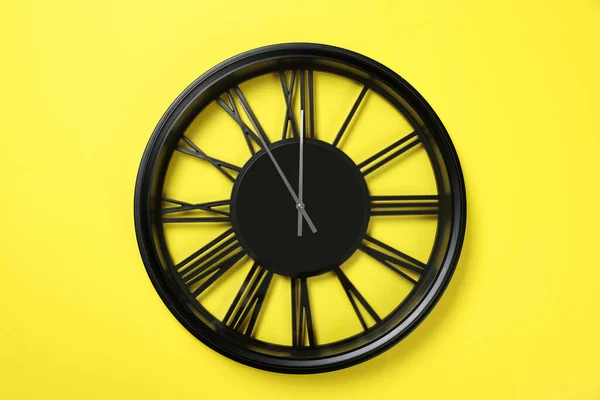 Orologio Cinque Minuti Fino Mezzanotte Sfondo Giallo Conto Alla Rovescia — Foto Stock
