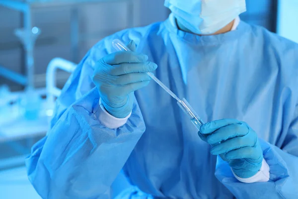 Scientist Dripping Sample Test Tube Laboratory Closeup Medical Research — Stockfoto