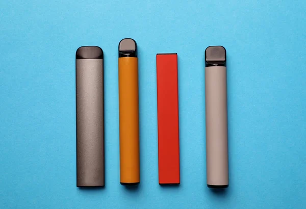 Diverse Sigarette Elettroniche Sfondo Azzurro Posa Piatta — Foto Stock