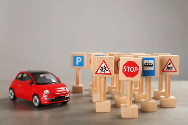 Nombreux Panneaux Routiers Miniatures Voiture Sur Table Grise Espace Pour — Photo