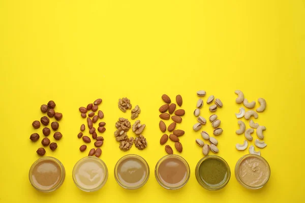 Diferentes Tipos Manteiga Noz Ingredientes Fundo Amarelo Flat Lay Espaço — Fotografia de Stock