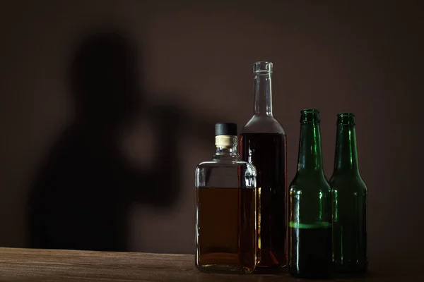 알코올 중독자는 중독된 사람의 그림자와 위에서 마신다 — 스톡 사진