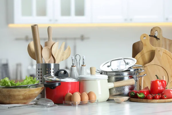 Conjunto Utensílios Cozinha Produtos Mesa Branca Contra Fundo Desfocado — Fotografia de Stock