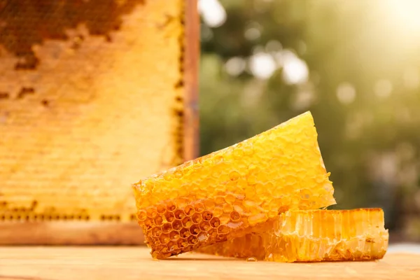 Färska Läckra Honeycombs Träbord Utomhus — Stockfoto