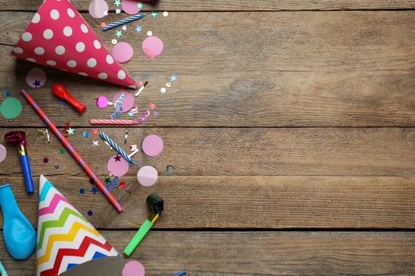 Kleurrijke Feestmutsen Andere Feestelijke Items Houten Tafel Plat Gelegd Ruimte — Stockfoto