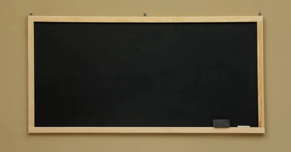 Schoon Zwart Krijtbord Hangend Aan Beige Wand — Stockfoto