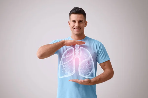 Hombre Guapo Cogido Mano Cerca Del Pecho Con Ilustración Pulmones —  Fotos de Stock