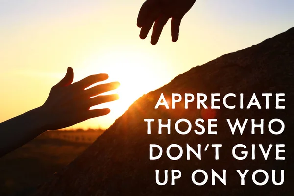 Doceniam Tych Którzy Ciebie Nie Rezygnują Inspirujący Cytat Przypominający Wdzięczności — Zdjęcie stockowe