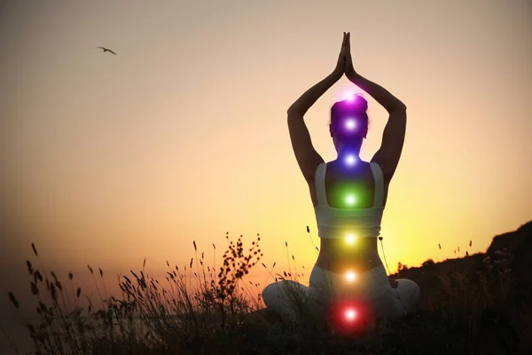 Mujer Meditando Aire Libre Atardecer Vista Trasera Esquema Siete Chakras —  Fotos de Stock