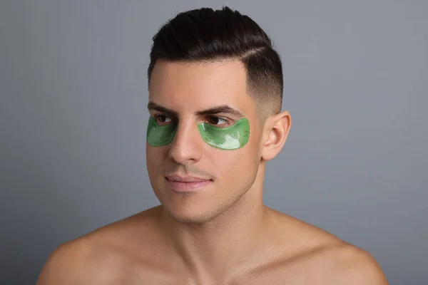 Homme Avec Des Patchs Verts Sous Les Yeux Sur Fond — Photo