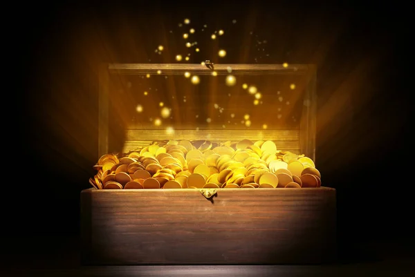 Nyitott Kincsesláda Arany Érmékkel Asztalon Fekete Háttér — Stock Fotó