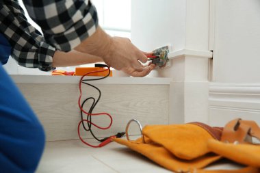 Elektrikçi elektrik prizine kapalı, tamir tornavida closeup ile